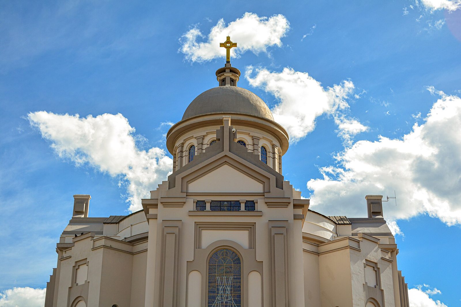 Cúpula do Santuário de Nossa Senhora de Caravaggio, em Farroupilha, contra o céu azul