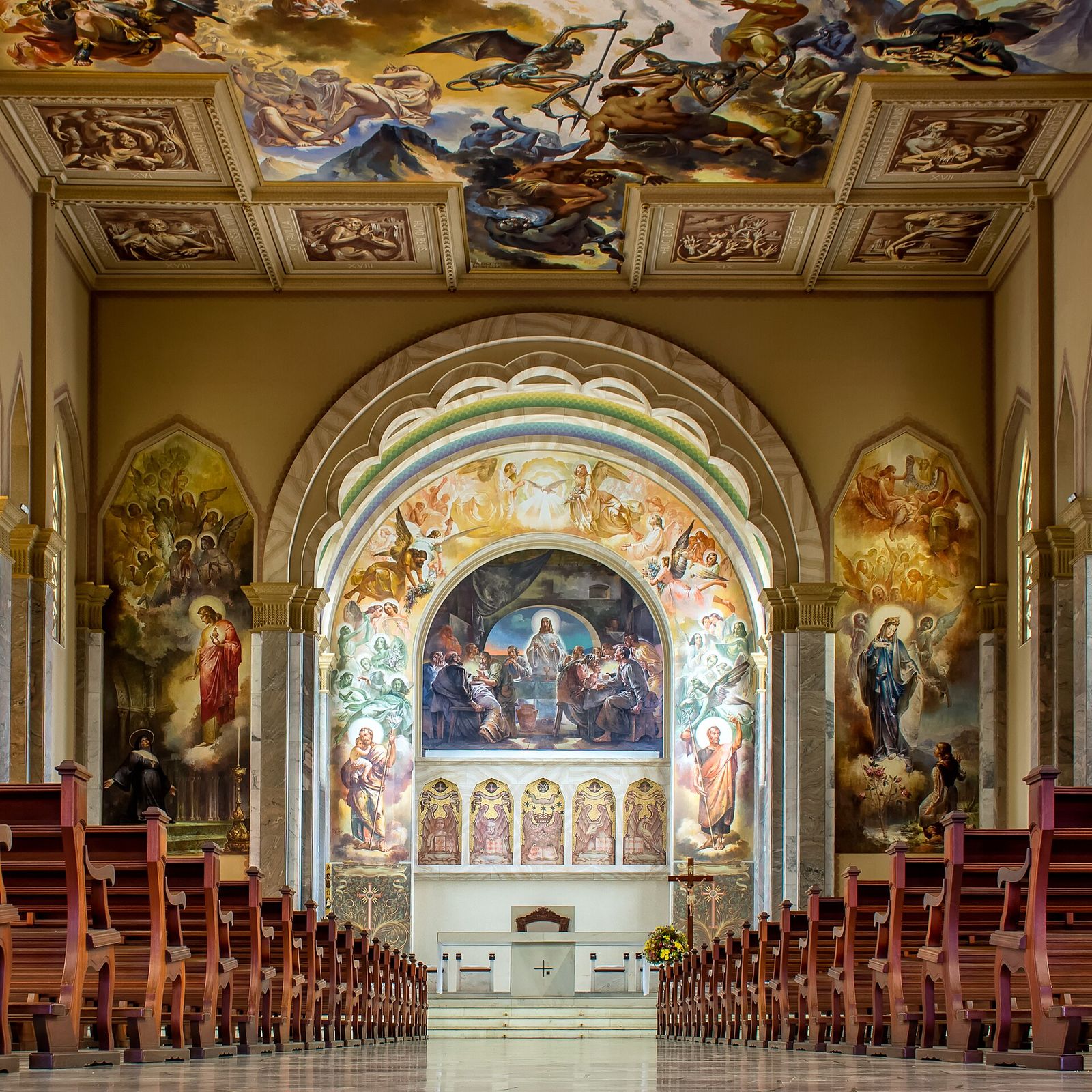 Interior de igreja preparada para celebração