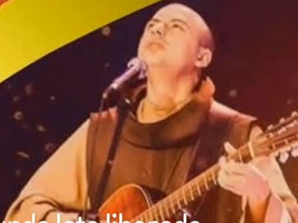 Frei Gilson cantando ao violão durante encontro de oração