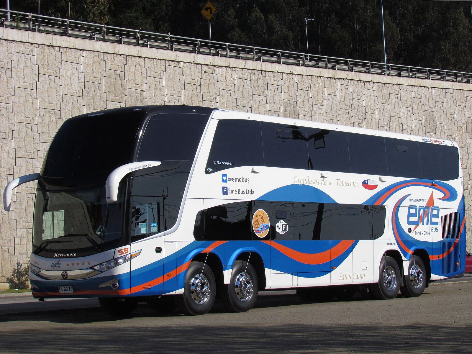 Ônibus rodoviário de dois andares, do tipo usado nas caravanas