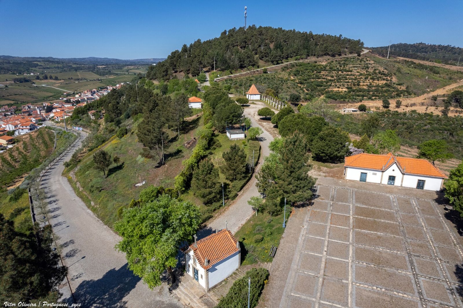 Santuário no alto de um morro, visto do alto
