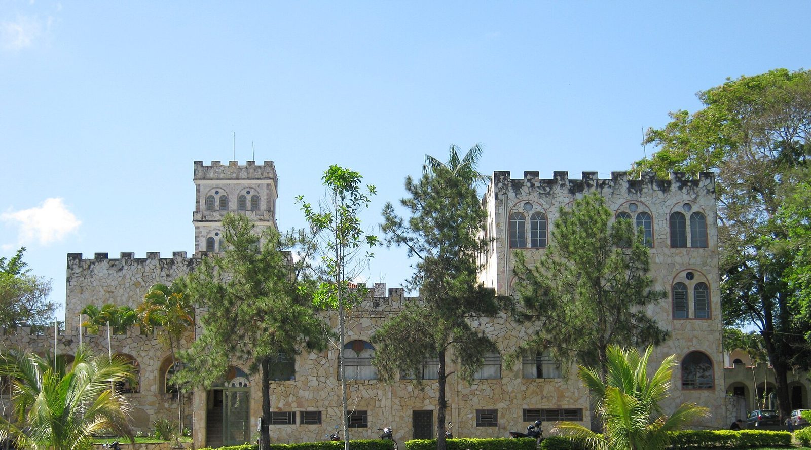 Fachada do Mosteiro da Sagrada Face, em Roseira, construído em estilo medieval como um castelo italiano