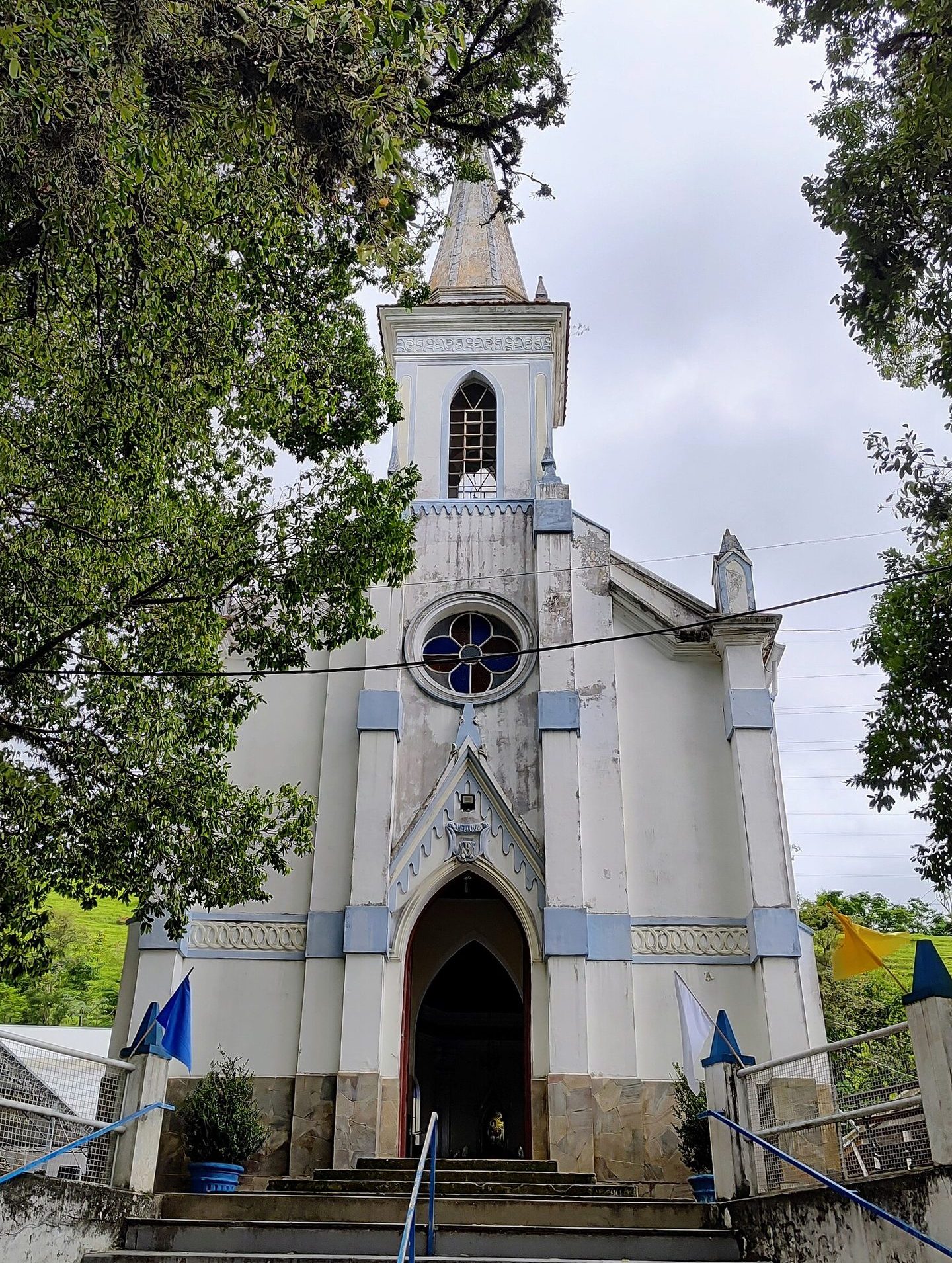 Fachada da capela do Santuário de Santa Cabeça, em Cachoeira Paulista, com as bandeirinhas da festa