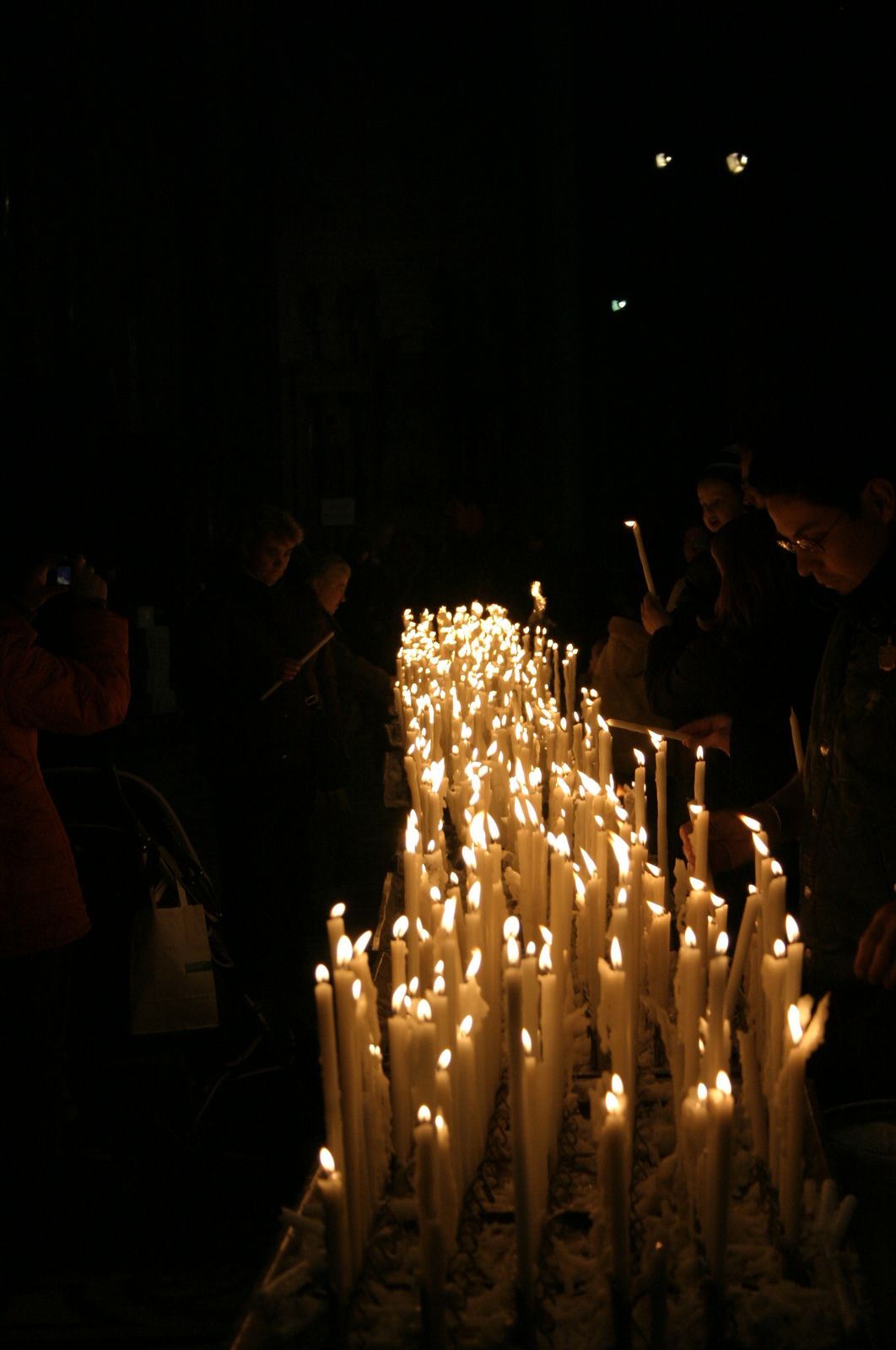 Velas acesas em um santuário