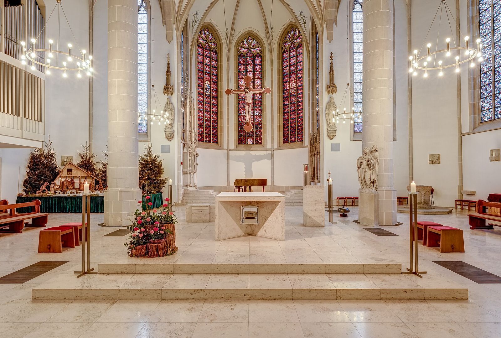 Interior de igreja preparada para celebração